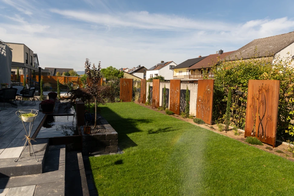 Außenanlage in Haßloch mit Terrasse, Gartenbrunnen und Rasen