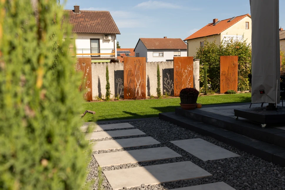 Trittplatten im Steinbett am Übergang zur Terrasse und zum Garten