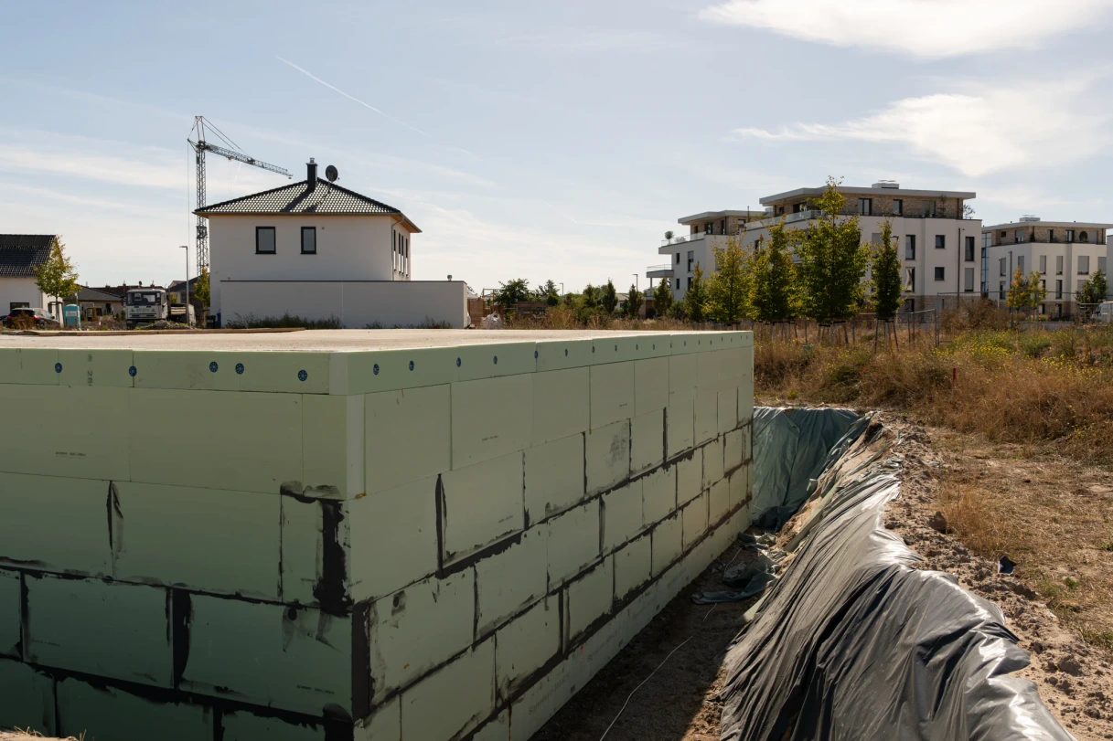 Seitliche Kelleraußenwand mit Dämmplatten und angrenzendem Arbeitsraum