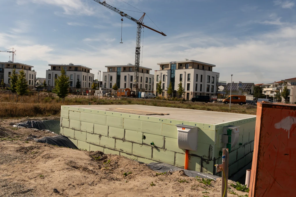 Keller mit gedämmten Außenwänden, freier Kellerdecke und offenem Arbeitsraum