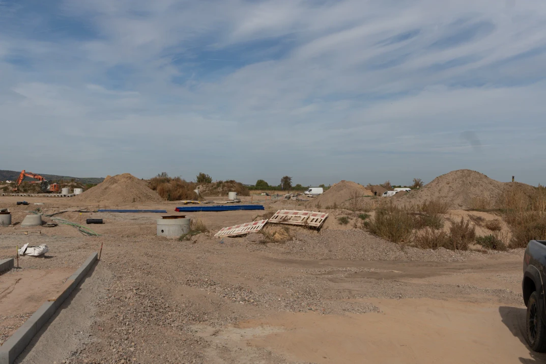 Betonschächte, Leitungsrohre und Erdhaufen auf den Erschließungsflächen in Wachenheim